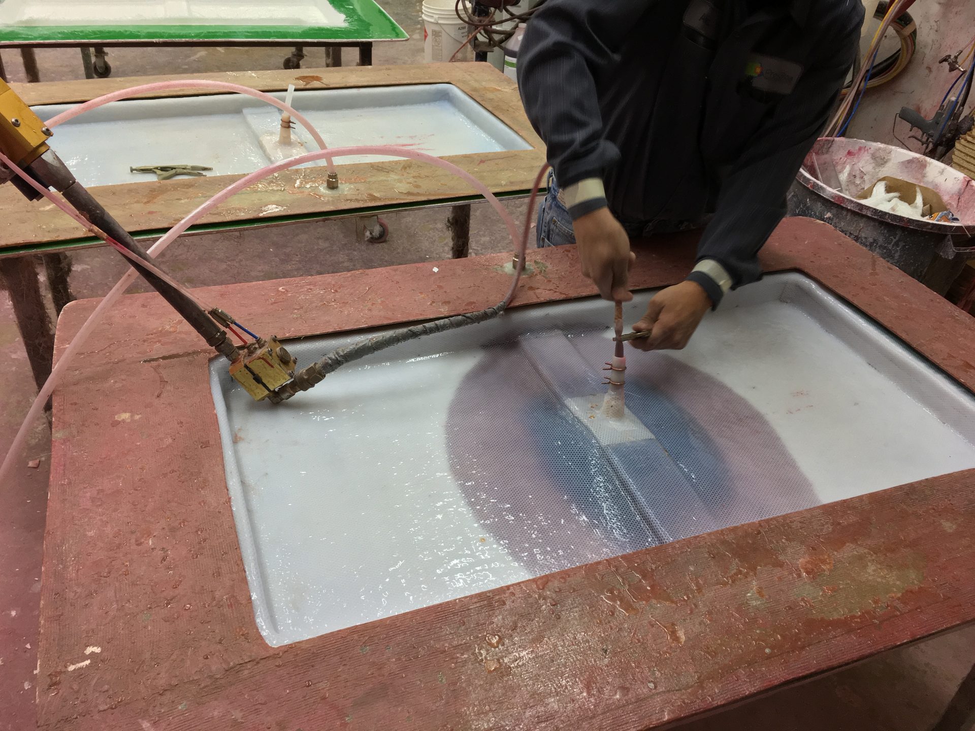 Resin injection into closed molds on shop tables