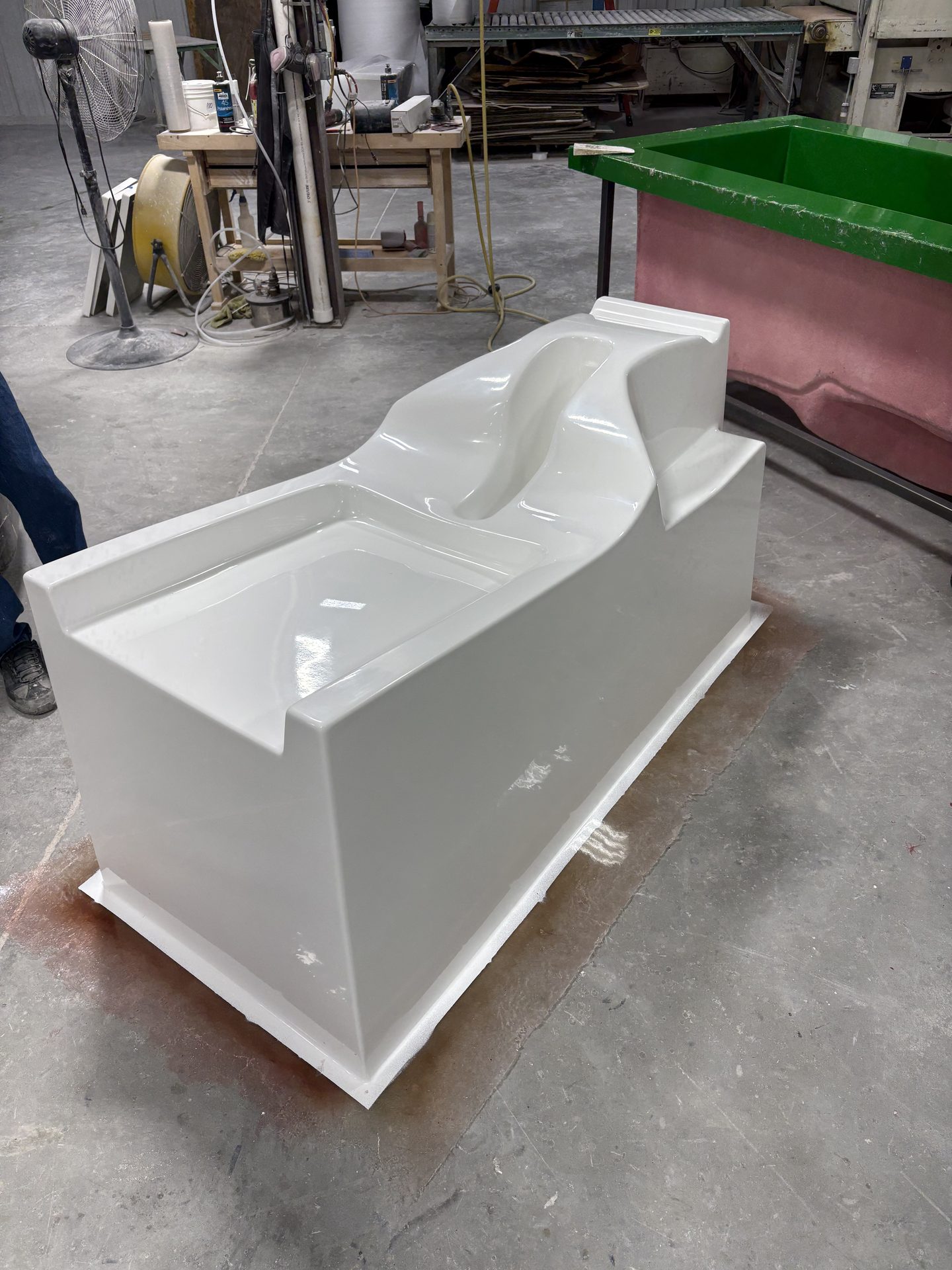 White molded tub shell